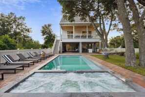 Unclassified image, 5 of 47, button