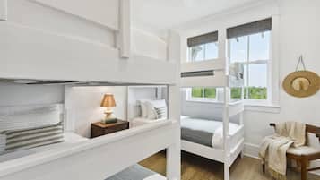 7 bedrooms, desk, iron/ironing board, travel cot