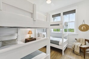 7 sovrum, skrivbord, strykjärn/strykbräda och resesäng