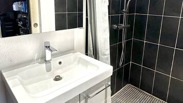 Douche, serviettes fournies, papier toilette