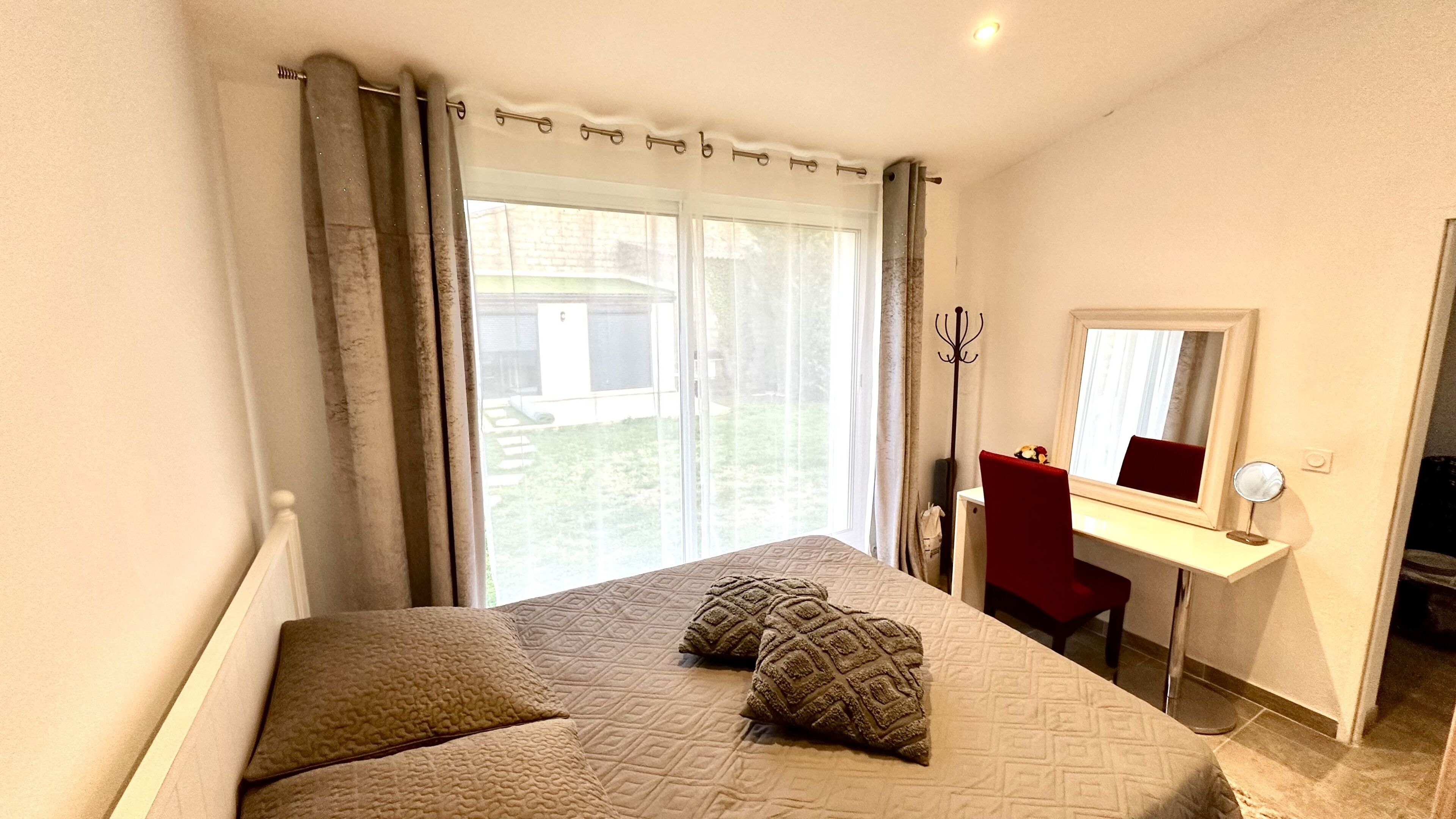 2 chambres, fer et planche à repasser, Wi-Fi gratuit, draps fournis