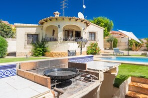 A house with a patio area featuring a grill and a swimming pool. - CostaBlancaDreams - Casa Colibri in Calpe (Calpe)
