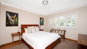 5 bedrooms, iron/ironing board, free WiFi, bed sheets