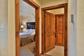 2 camere, una scrivania, ferro/asse da stiro, Wi-Fi gratuito