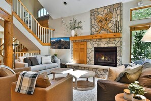 Smart TV, fireplace, books - Starfire Retreat Townhome: Great Keystone Location (Keystone)