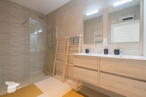 Shower, hair dryer, towels