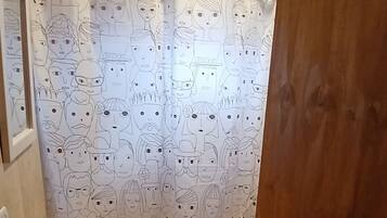 Regadera, bidet, toallas, papel de baño