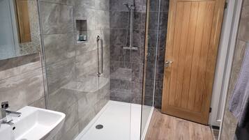 Phòng Superior, 1 giường đôi | Phòng tắm | Buồng tắm vòi sen, đồ dùng nhà tắm miễn phí, máy sấy tóc, khăn tắm