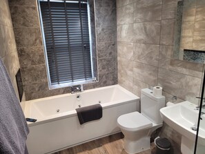 Desk, iron/ironing board, free WiFi, bed sheets - Fountain Cottage Cafe and B&B (Hexham)