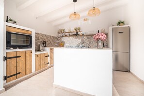 Kühlschrank, Mikrowelle, Ofen, Wasserkocher mit Kaffee-/Teezubehör