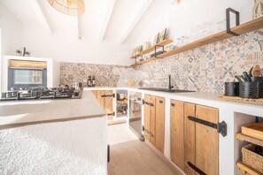 Frigorífico, microondas, horno y cafetera o tetera