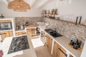 Fridge, microwave, oven, coffee/tea maker