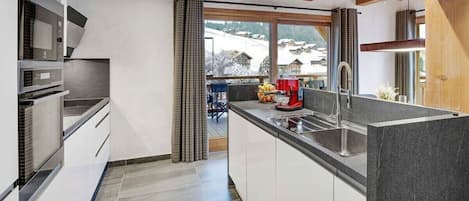 Coffee/tea maker, fridge, microwave, oven