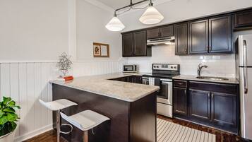 Réfrigérateur, micro-ondes, plaque de cuisson, cafetiÚre/bouilloire