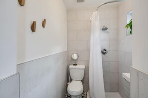 Douche, serviettes fournies