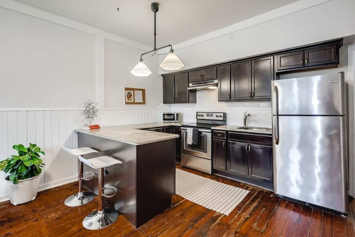 Frigorífico, microondas, placa de cocina y cafetera o tetera