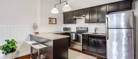 Réfrigérateur, micro-ondes, plaque de cuisson, cafetière/bouilloire