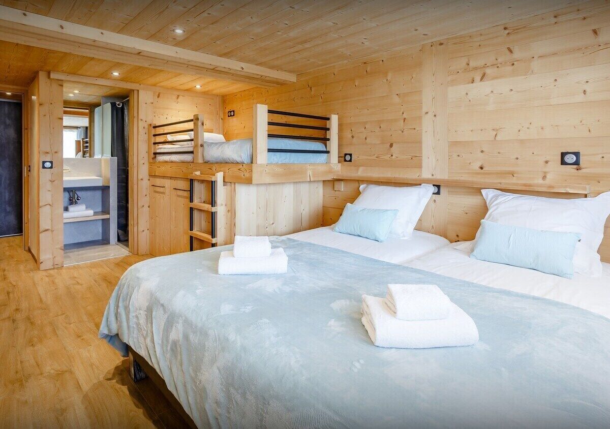 7 habitaciones, tabla de planchar con plancha y cuna de viaje 