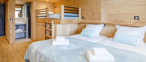 7 habitaciones, tabla de planchar con plancha y cuna de viaje