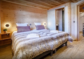 6 bedrooms, iron/ironing board, travel cot, free WiFi