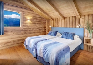 6 bedrooms, iron/ironing board, travel crib, WiFi (free)