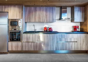 Coffee/tea maker, fridge, microwave, oven