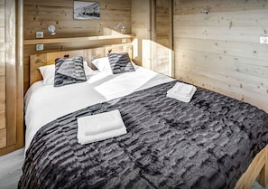 5 bedrooms, iron/ironing board, travel cot, free WiFi - 11-person family stay near ski slopes with sauna (Le Grand-Bornand)