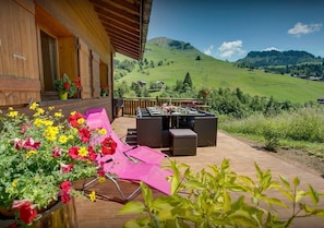 Outdoor dining - 11-person family stay near ski slopes with sauna (Le Grand-Bornand)