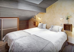 5 bedrooms, iron/ironing board, travel cot, free WiFi - 11-person family stay near ski slopes with sauna (Le Grand-Bornand)