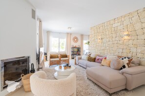 Una chimenea, una oficina