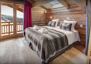 5 bedrooms, iron/ironing board, travel crib, WiFi (free)