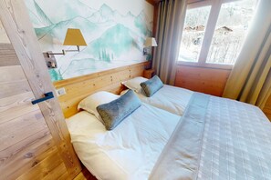 6 bedrooms, iron/ironing board, travel crib, WiFi (free) - Ski base piste views, 14 people, pool and sauna (Le Grand-Bornand)