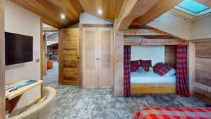 6 bedrooms, iron/ironing board, travel cot, free WiFi
