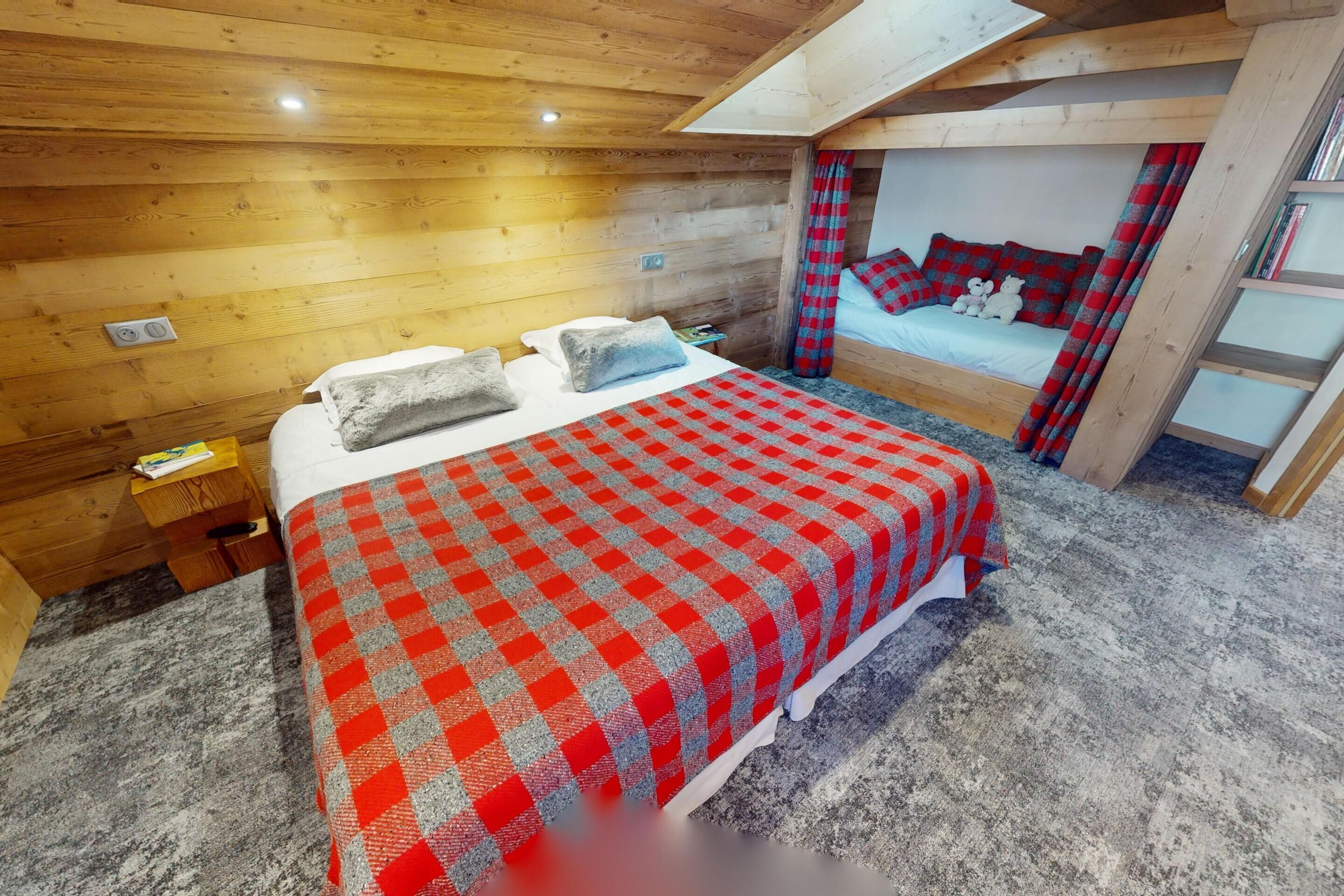 6 habitaciones, tabla de planchar con plancha y cuna de viaje 