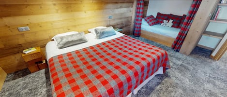 6 habitaciones, tabla de planchar con plancha y cuna de viaje