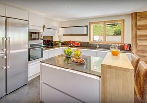 Coffee/tea maker, fridge, microwave, oven - Luxury chalet with swimming pool and jacuzzi (Manigod)