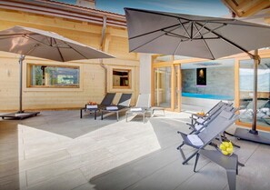 Terrace/patio - Luxury chalet with swimming pool and jacuzzi (Manigod)