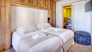 6 bedrooms, iron/ironing board, travel crib, WiFi (free) - Luxury chalet with swimming pool and jacuzzi (Manigod)