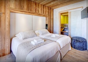 6 bedrooms, iron/ironing board, travel crib, WiFi (free) - Luxury chalet with swimming pool and jacuzzi (Manigod)