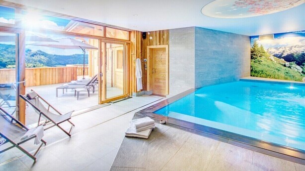 A heated pool - Luxury chalet with swimming pool and jacuzzi (Manigod)