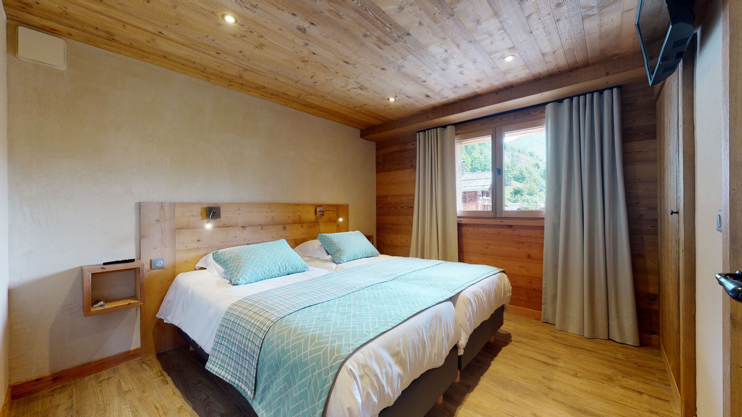 3 habitaciones, tabla de planchar con plancha y cuna de viaje 