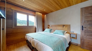 3 bedrooms, iron/ironing board, travel cot, free WiFi