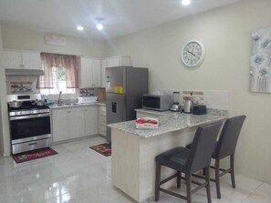 Køleskab, mikrobølgeovn, ovn, kogeplade