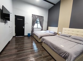 Un dormitorio moderno con dos camas, un televisor de pantalla plana montado en la pared, una puerta y un ventanal con cortinas.
