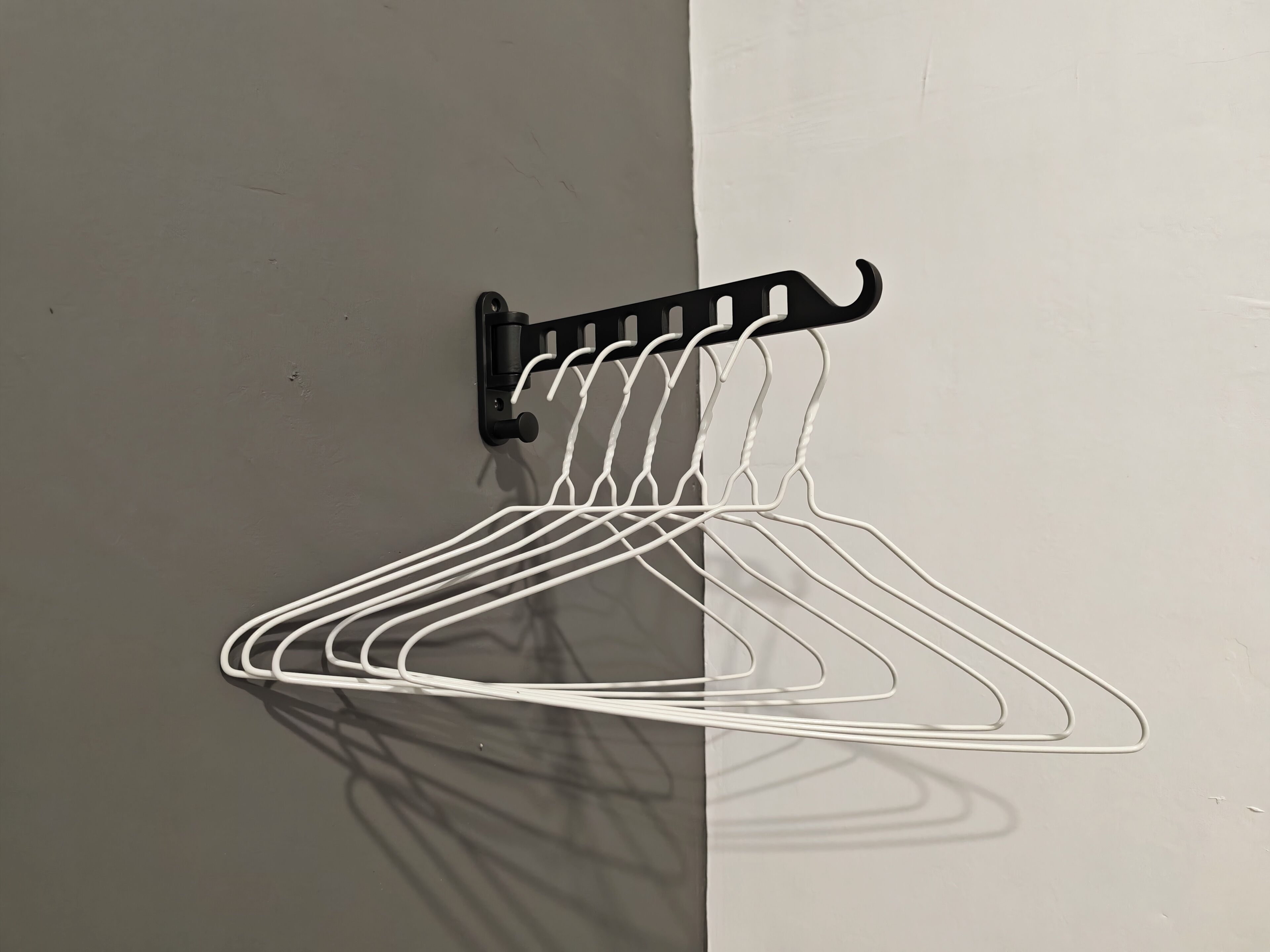 Un perchero de pared con varios ganchos.