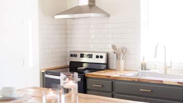 Een koelkast, een magnetron, een oven, een kookplaat