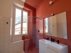 Shower, hair dryer, towels, soap - Lake Como Bellano | near Lake, station + Garage (Bellano)