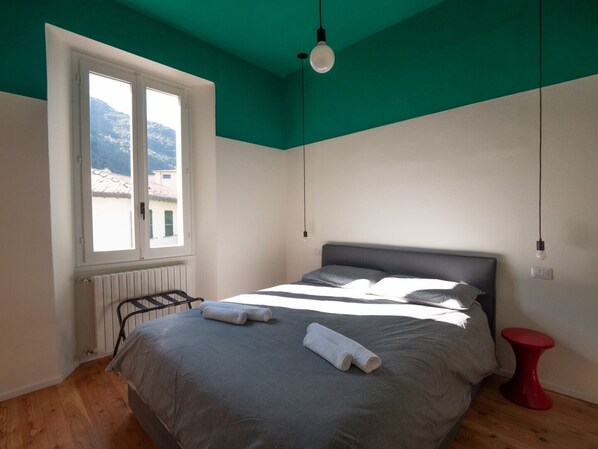 2 bedrooms, travel cot, free WiFi, bed sheets