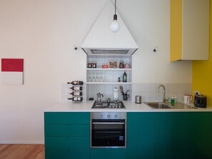 Kühlschrank, Ofen, Geschirrspüler, Wasserkocher mit Kaffee-/Teezubehör