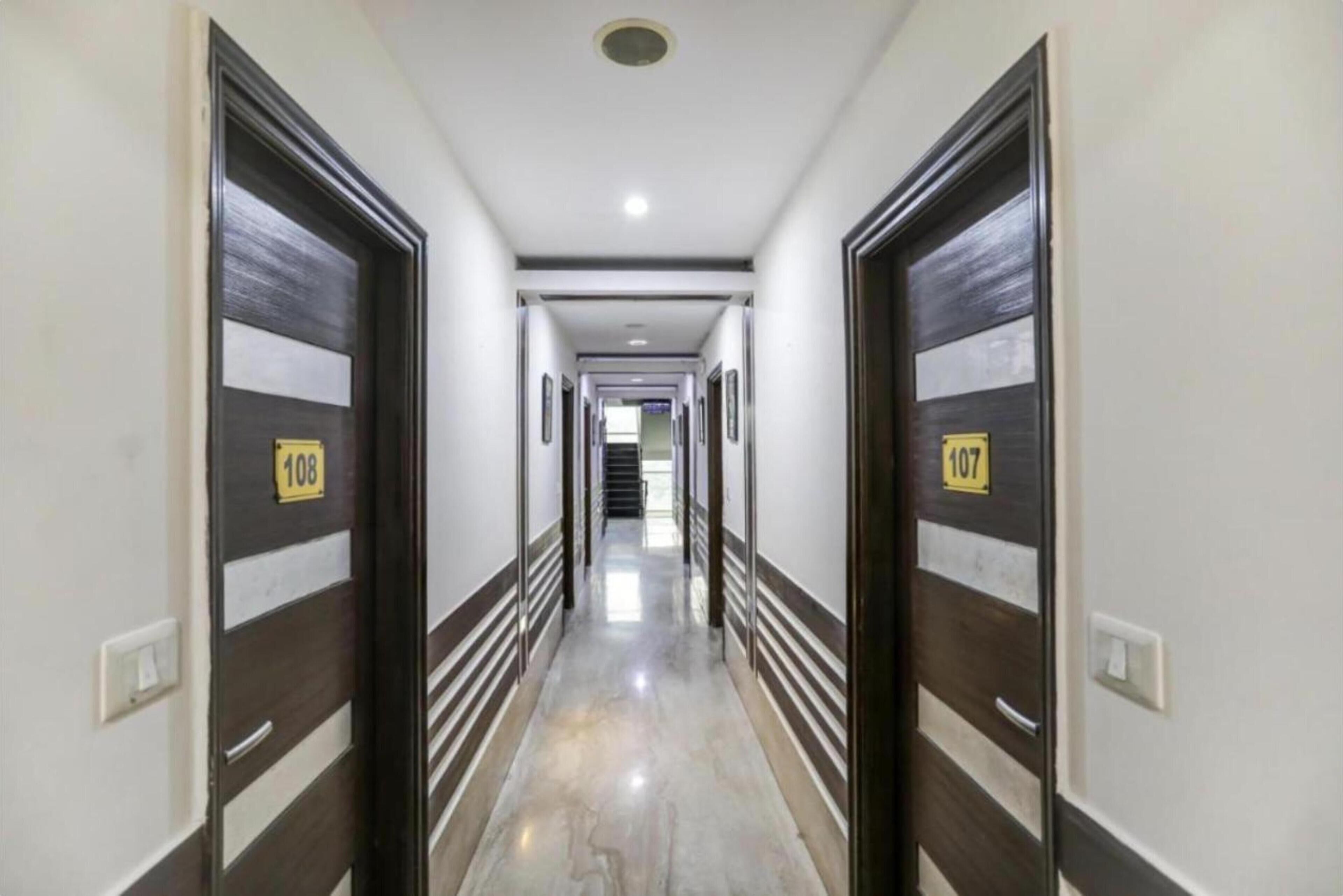 Pasillo con puertas indicando los números 108 y 107, que dan a habitaciones.